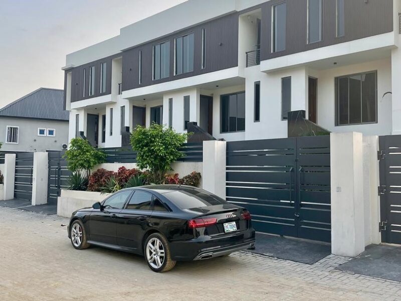 4 Bedrooms Terrace Duplex